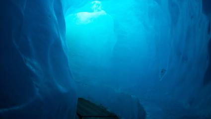 Gang in Eishöhle; Copyright Nicolas Häns via Unsplash