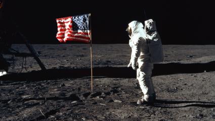 Astronaut au der Oberfläche des Mondes, US-amerikanische Flagge; Copyright: NASA via Unspalsh