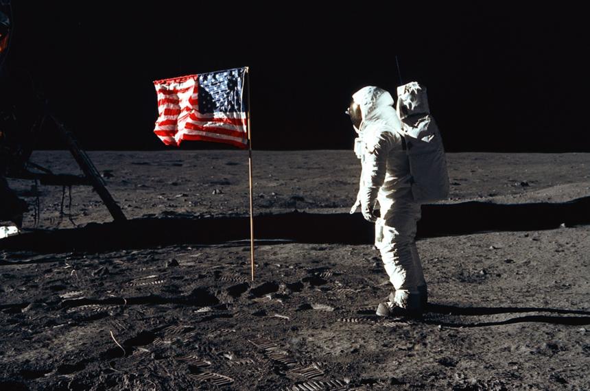 Astronaut au der Oberfläche des Mondes, US-amerikanische Flagge; Copyright: NASA via Unspalsh